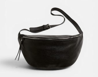 Bolso bandolera minimalista de cuero negro hecho a mano con forma de media luna.