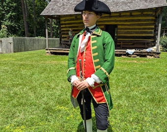 Traje colonial masculino del siglo XVIII: casaca regimental verde, chaleco rojo, atuendo para recreación histórica.