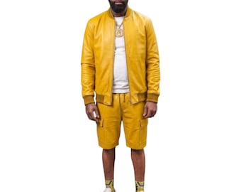 Conjunto deportivo de piel de oveja color amarillo mostaza para hombre, chaqueta y pantalón corto de diseño urbano.