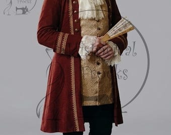 Puede incluir: Un abrigo largo de color rojo oscuro con ribetes y botones dorados, sobre un chaleco dorado estampado y una corbata de encaje blanco. El conjunto incluye puños de encaje blanco y calzones negros, con un abanico en la mano. Texto Historical Frocks.