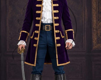 Puede incluir: Un abrigo largo de terciopelo morado con ribetes dorados y botones de latón, sobre una camisa blanca con volantes y pantalones azul oscuro. El conjunto incluye un cinturón negro con hebilla dorada, puños de encaje blanco y botas negras.