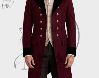 Puede incluir: Un abrigo largo de color burdeos intenso con cuello y puños de terciopelo negro, combinado con un chaleco beige claro. El abrigo tiene dos filas de botones dorados en la parte delantera. Se lleva una corbata blanca al cuello y se ven pantalones oscuros.