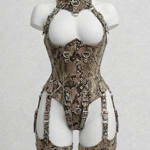 Puede incluir: Una taza de cerámica blanca con asa negra y el texto "But First, Coffee" en negrita negra. La taza se encuentra sobre un fondo borroso, sugiriendo un ambiente acogedor.