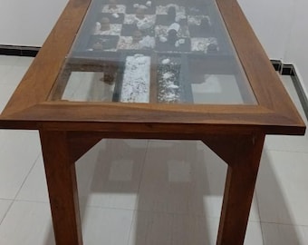 Handgefertigter Holz Glas Couchtisch mit dekorativem Steindesign - Moderner Wohnzimmer Mitteltisch