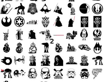 Könnte beinhalten: Eine Sammlung von schwarz-weißen Star Wars-Grafiken. Das Bild enthält verschiedene Charaktere, Logos und Sätze wie "Baby on Board", "Dark Side" und "Storm Trooper". Der Text "2000+ STAR-WARS PNG+SVG FILES" ist ebenfalls vorhanden.