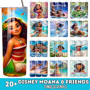Może przedstawiać: Kolekcja kubków z motywem Disneya Moana. Kubki przedstawiają żywe ilustracje Moany i jej przyjaciół w różnych scenach. Kubki są cylindryczne i zawierają słomkę. Tekst "20+ DISNEY MOANA & FRIENDS TUMBLER BUNDLE" znajduje się na dole.