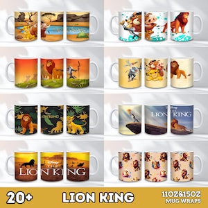 Op de afbeelding: Een collectie witte keramische mokken met diverse kleurrijke grafische prints van personages en scènes uit The Lion King, waaronder Simba, Mufasa, Timon, Pumbaa en Rafiki, waarbij sommige ontwerpen de filmtitel als tekst tonen.