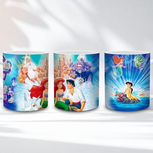 Op de afbeelding: Drie witte keramische mokken met sc&egrave;nes uit de animatiefilm "De Kleine Zeemeermin". Elke mok toont kleurrijke illustraties van personages als Ariel, Prins Eric, Koning Triton en Ursula, tegen een levendige onderwaterachtergrond.