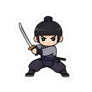 以下が含まれることがあります： 剣を持った戦闘ポーズの漫画の戦士のステッカー。戦士は黒い髪を束ねており、グレーのトップスと濃い青色のズボンを着用しています。剣は銀色の刃と金の柄を持っています。