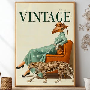Op de afbeelding: Vintage magazine cover art print met een vrouw in een groene jurk en een luipaard. De vrouw zit in een oranje stoel, draagt een hoed en houdt een handtas vast. De magazine titel "VINTAGE" staat bovenaan.