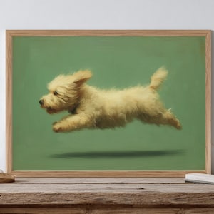 Puede incluir: Impresión enmarcada de un perro pequeño y esponjoso de color crema en pleno salto sobre un fondo verde. El pelaje del perro es detallado y la obra de arte tiene un estilo vintage y pictórico. El marco de madera añade un toque clásico.