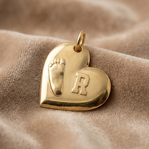 Puede incluir: Un juego de tres tazas de cerámica con un acabado mate moteado. Las tazas son de color crema, gris claro y gris oscuro. Cada taza tiene un diseño simple y minimalista.