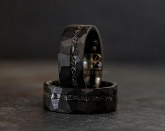 Gehamerde wolfraamband met geplette meteoriet | Gehamerde trouwring | Verlovingsring | Jubileumcadeau | Herentrouwring | huwelijkscadeau