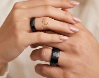 Aangepaste zwarte ring | 6/8 mm gehamerde wolfraamring | Heren Dames Ring | huwelijkscadeau | Unieke belofteringen | Verjaardagscadeau voor stel