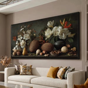 Pode incluir: Uma impressão de arte de parede retangular apresentando uma composição de natureza morta escura e melancólica. A cena exibe flores brancas, dois cocos castanhos, uma pera amarela, um vaso escuro e várias nozes sobre uma superfície plana.