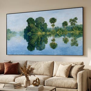 Reflejo tranquilo del río, lienzo con árboles tropicales, paisaje acuático sereno, arte mural con vegetación, decoración de escena natural, listo para colgar.