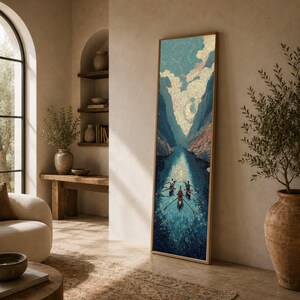 Può includere: Una stampa artistica da parete verticale, alta e rettangolare, che raffigura un paesaggio stilizzato di un fiume blu profondo che scorre tra ripide scogliere strutturate. Tre piccole barche con figure remano nell'acqua sotto un cielo con nuvole dorate.
