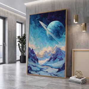 Puede incluir: Una pieza de arte mural rectangular vertical que presenta una pintura al óleo de un gran planeta con anillos en un cielo estrellado azul profundo y púrpura sobre un paisaje de montañas escarpadas y nevadas en tonos azul, blanco y melocotón.