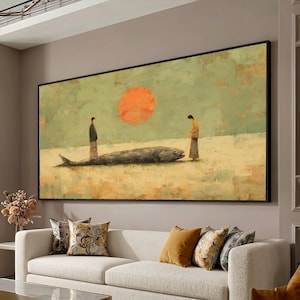 Op de afbeelding: Een groot rechthoekig wandkunstwerk met een schilderij van twee figuren die op een lichte ondergrond bij een grote donkere vis staan. Een heldere oranje cirkelvormige zon bevindt zich in het midden van een textuurrijke saliegroene lucht.