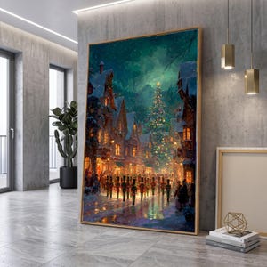 Puede incluir: Una impresión de arte mural rectangular vertical que representa una escena de un pueblo navideño nevado de noche. La pintura muestra un árbol de Navidad iluminado, ventanas con luz cálida en las casas y soldados de juguete marchando.