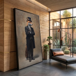 Puede incluir: Una gran impresión artística enmarcada que presenta el retrato de un zorro antropomórfico vestido con un frac negro formal, un chaleco estampado y un sombrero de copa negro. El zorro está de pie con los brazos cruzados, mostrando una cola tupida.