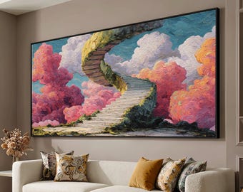 Puede incluir: Una pintura al óleo rectangular en un marco negro que muestra una escalera de piedra sinuosa que asciende hacia un cielo lleno de nubes gruesas y texturizadas en tonos rosa, naranja y blanco sobre un fondo azul vibrante.