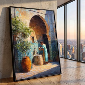 Puede incluir: Impresión artística enmarcada que representa a una mujer con un vestido azul en una fuente de agua en un patio al aire libre. La obra de arte presenta una paleta de colores vibrantes con tonos azules, naranjas y marrones. Una gran maceta de terracota con un pequeño árbol está en primer plano.