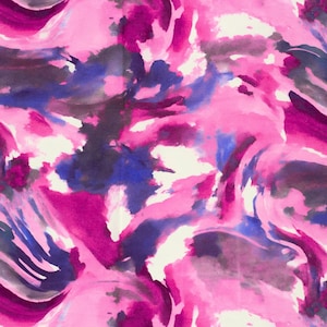 Könnte beinhalten: Abstraktes Aquarellmuster in Rosa-, Lila-, Blau- und Weißtönen. Das Design zeigt wirbelnde Pinselstriche und ein strukturiertes Aussehen, wodurch ein dynamischer und künstlerischer visueller Effekt entsteht. Die Farbpalette ist lebendig und auffällig.