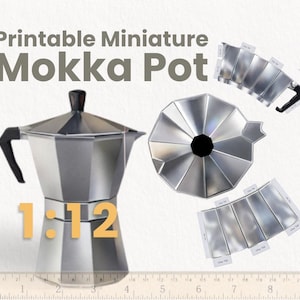 Könnte beinhalten: Eine silberne und schwarze Miniatur-Mokka-Kanne mit dem Text "Printable Miniature Mokka Pot" und der Zahl "1:12". Das Bild enthält ein Lineal und zerlegte Teile der Kanne.