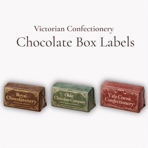 Könnte beinhalten: Drei Vintage-Schokoladenkistenetiketten. Die rechteckigen Etiketten sind in braunes, grünes und rotes Papier gewickelt. Der Text auf den Etiketten lautet "Royal Chocolatenery", "Olde Chocolate Company" und "Vale Cocoa Confectionery". Die Wörter "Victorian Confectionery" und "Chocolate Box Labels" stehen oben.