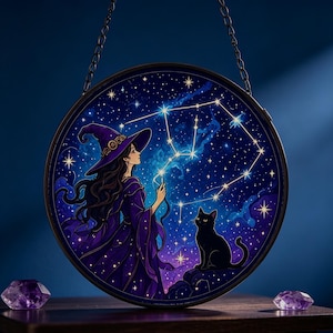 Puede incluir: Una pieza de arte mural circular colgante que muestra un cielo nocturno azul oscuro con una constelación, una persona con túnica y sombrero puntiagudo de color morado, y un gato negro. La obra está enmarcada por un borde oscuro.