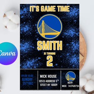 Könnte beinhalten: Eine Geburtstagseinladung mit blauem und goldenem Thema. Die Einladung enthält den Text "IT'S GAME TIME" und "SMITH IS TURNING 2". Das Logo der Golden State Warriors wird ebenfalls angezeigt.