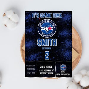 Puede incluir: Una tarjeta de invitación personalizada con el logotipo de los Toronto Blue Jays. La tarjeta tiene un fondo azul y negro con el texto "IT'S GAME TIME" y el nombre "SMITH" con el número "2". Detalles adicionales incluyen la hora del evento, la fecha y la información RSVP.