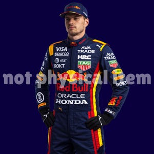 Puede incluir: Un mono de carreras azul marino con detalles rojos y amarillos, con logotipos de patrocinadores y los emblemas de Red Bull y Honda. La gorra y los guantes a juego completan el conjunto. El texto "Red Bull" y "Oracle Honda" es visible.