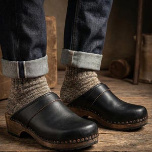 Herren-Holzclogs aus Wildleder | Handgefertigte Clogs mit Schnalle | Slipper aus Leder | Bequeme Alltagsschuhe
