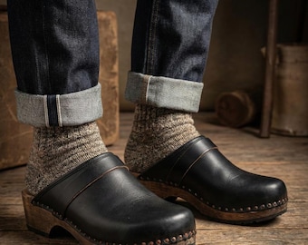 Herren-Holzclogs aus Wildleder | Handgefertigte Clogs mit Schnalle | Slipper aus Leder | Bequeme Alltagsschuhe