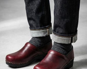 Herren-Holzclogs aus Wildleder | Handgefertigte Clogs mit Schnalle | Slipper aus Leder | Bequeme Alltagsschuhe