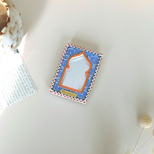 Peut inclure: Une tasse en céramique blanche avec une anse noire et le texte "But First, Coffee" en noir, dans une police manuscrite. La tasse est posée sur une surface blanche.