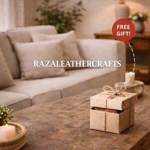 Pu&ograve; includere: Una scatola regalo marrone legata con spago &egrave; su un tavolo di legno. Il testo "ACQUISTA QUESTO PRODOTTO E RICEVI UN REGALO A SORPRESA!" &egrave; in alto. Un cerchio rosso con "REGALO GRATUITO!" &egrave; visibile. Il testo "RAZALEATHERCRAFTS" &egrave; visibile.