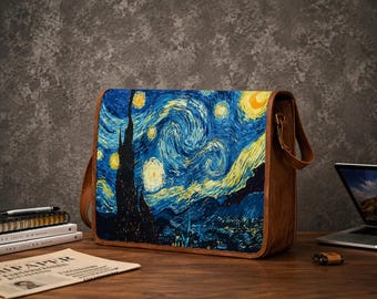 Könnte beinhalten: Eine rechteckige Umhängetasche mit einem Druck des Gemäldes Sternennacht von Vincent van Gogh. Die Tasche verfügt über einen braunen Kunstlederbesatz und einen Klappverschluss und zeigt einen wirbelnden blauen Himmel, gelbe Sterne und eine Zypresse.