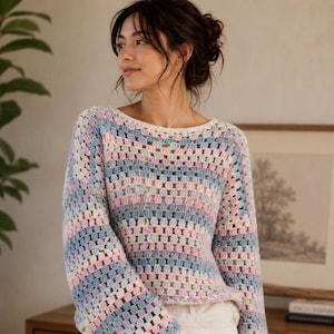 Padrão de suéter de crochê com ponto vovó, feito de cima para baixo, LAINEY. Padrão de ponto vovó plano para homens e mulheres. Blusa de crochê moderna e elegante em PDF + vídeo.