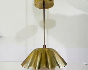 Hanglamp met onbewerkte messing bloem, kroonluchter van opaalglas uit het midden van de eeuw, sculpturale lamp