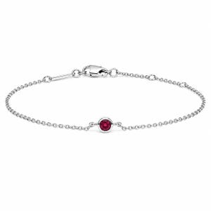 Pulseira com Gema Vermelha, Corrente Delicada com Moldura em Ouro Branco, Joia Minimalista com Pedra de Nascimento, Presente Delicado e Empilhável para o Dia a Dia.