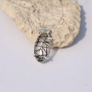 以下が含まれることがあります： 手作りの木製ウェルカムサイン。白く塗装され、かすれた風合いのサインには、ピンクと緑の花柄のデザインが施されています。「Welcome」の文字は遊び心のあるフォントです。屋内または屋外での使用に適しています。