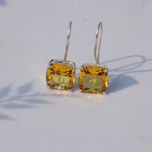 Orecchini a lobo da donna con citrino, in argento sterling 925, pietra preziosa gialla, gioiello minimalista per tutti i giorni.