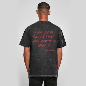 Könnte beinhalten: Schwarzes T-Shirt mit rotem Text auf der Rückseite. Der Text lautet: "I LOVE YOU SO MUCH AND I DON'T KNOW WHAT TO DO ABOUT IT." Das Shirt hat einen Vintage-Look und kurze Ärmel.