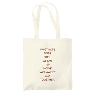 Könnte beinhalten: Cremefarbene Tragetasche mit braunem Text. Der Text enthält eine Liste von Akronymen und das Wort „TOGETHER“. Die Tasche hat zwei Griffe und besteht aus einem hellfarbigen Stoff. Die Tasche ist zum Tragen von Gegenständen bestimmt.