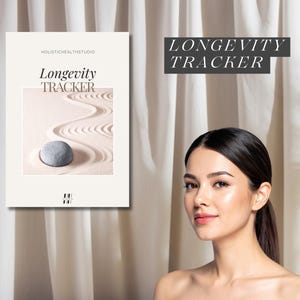 以下が含まれることがあります： 「Longevity Tracker」の文字が入ったクリーム色のポスターの隣に女性が立っています。ポスターには、灰色の石と砂の模様が描かれた禅庭のデザインが施されています。「Longevity Tracker」の文字も濃い灰色のボックスに表示されています。