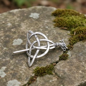 Wolf Triquetra Pin | Nordische Keltische Haarspange | Mittelalter-Haarschmuck in silberfarben