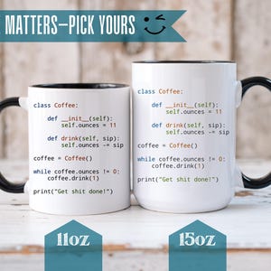 K&ouml;nnte beinhalten: Zwei wei&szlig;e Keramiktassen mit schwarzen Henkeln und Innenseiten, bedruckt mit Python-Code auf der Vorderseite. Der Code lautet: class Coffee: def __init__(self): self.ounces = 11, def drink(self, sip): self.ounces -= sip, coffee = Coffee(), while coffee.ounces != 0: coffee.drink(1), print("Get shit done!"). Die Tassen sind mit 11oz und 15oz beschriftet.